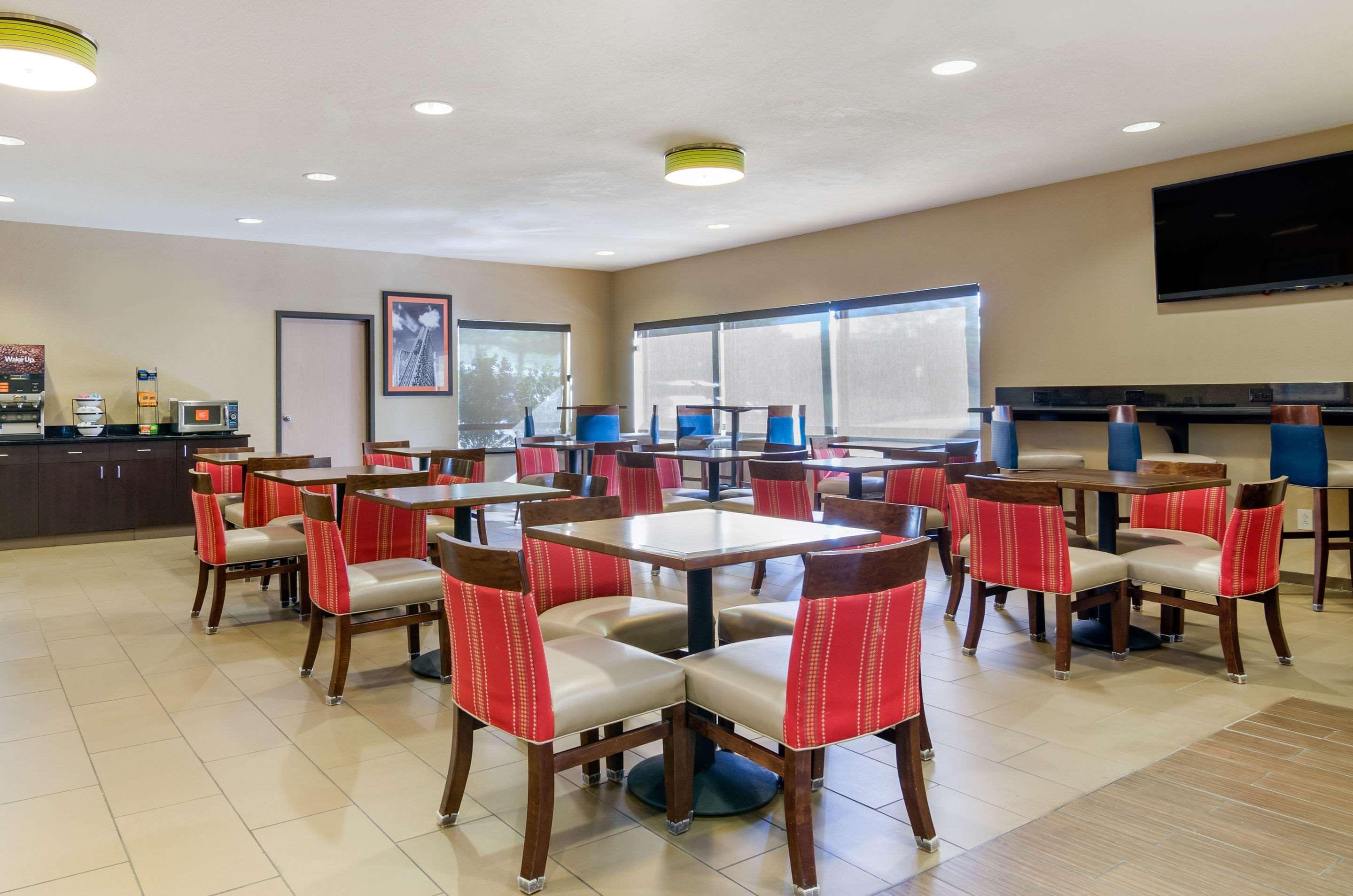 Comfort Inn & Suites Kansas City - Northeast Экстерьер фото